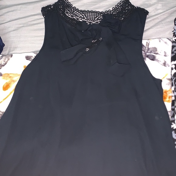 Sleeveless lace blouse with tie in the back - Picture 3 of 3